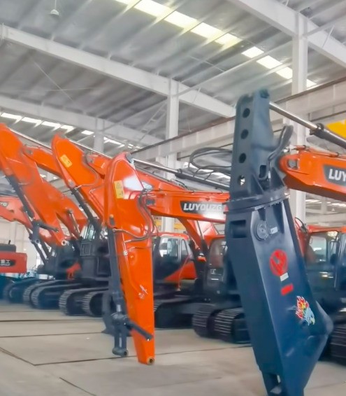 800T廢鋼龍門剪按裝試機(jī)等待正式開(kāi)機(jī)